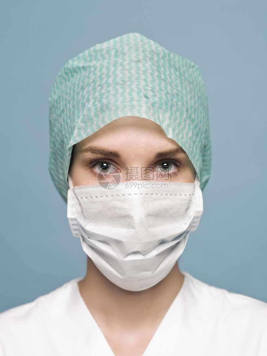 配备外科外科面具的女护士图片