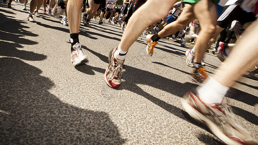 很多人在体育比赛中奔跑运动场动机事件跑步训练短跑肌肉生活方式手表身体背景图片