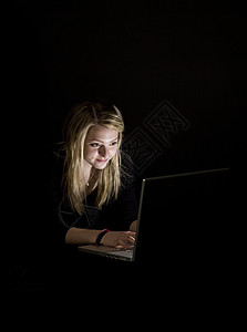 计算机前的女童海盗女孩屏幕黑色女士笔记本背景金发工作室电脑背景图片