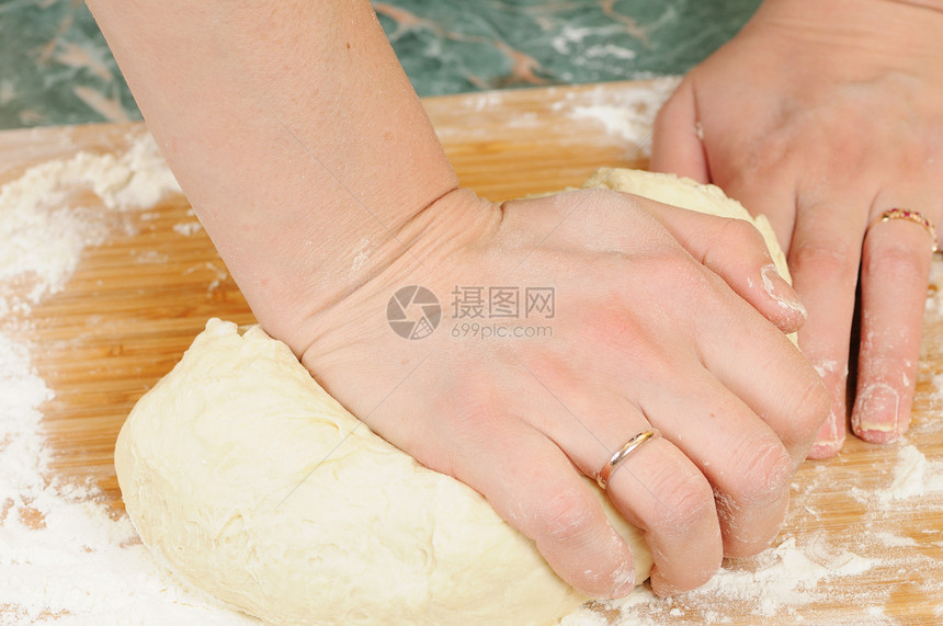 给钱木板食物饼干美食面包烘烤女性滚动蛋糕厨房图片