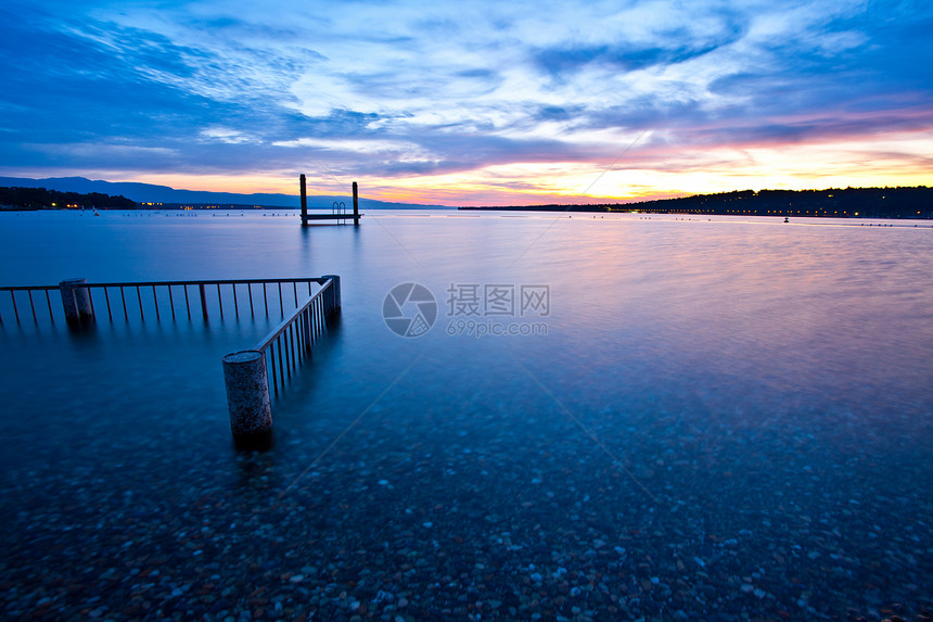 日内瓦湖日出场景黄色天气晴天阳光旅行风景地平线天空季节图片