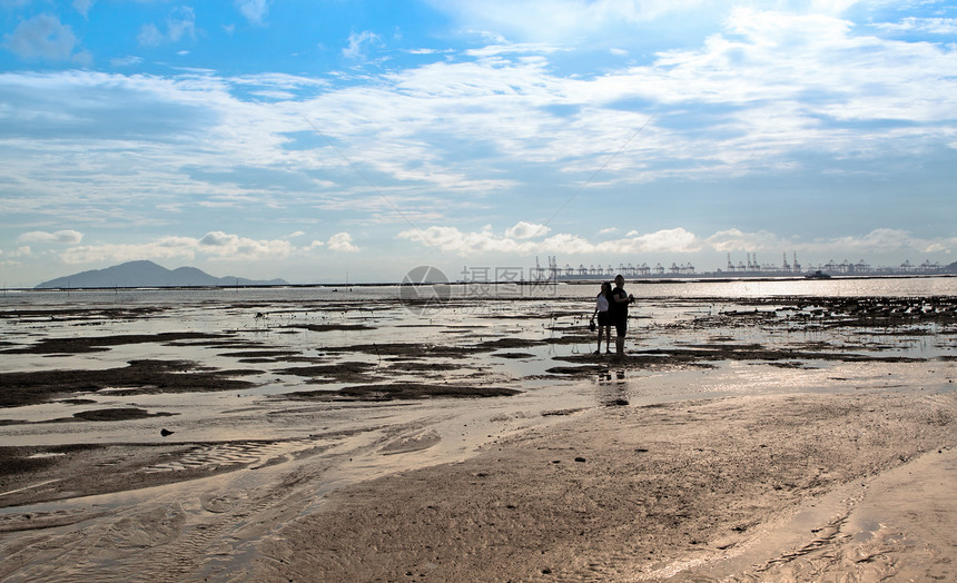 黄昏时沿海岸的香港日落积雨天空泥沼蓝色紫色河口太阳海岸线美丽阳光图片