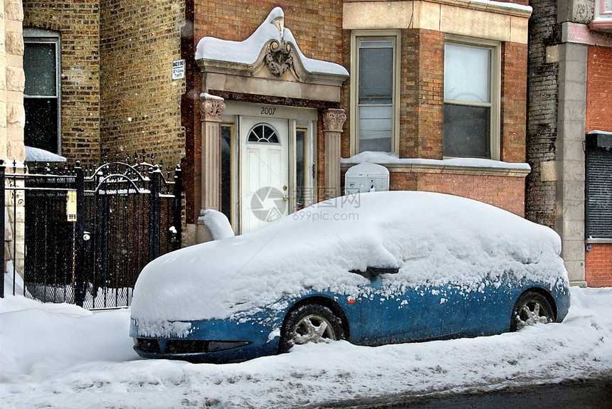 城市街上停着的车被雪覆盖了图片
