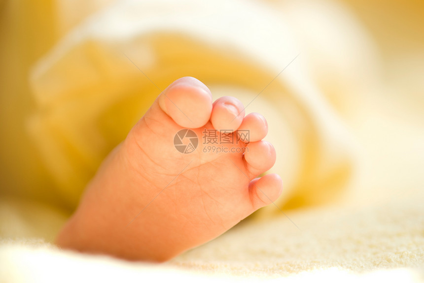 可爱的婴儿脚孩子母性女孩男生童年粉色皮肤身体新生投标图片