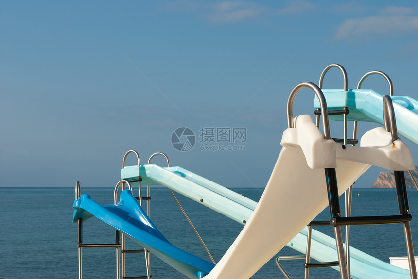 海滩游乐设备梯子喜悦海滨乐园溜槽晴天乐趣蓝色阳光操场图片