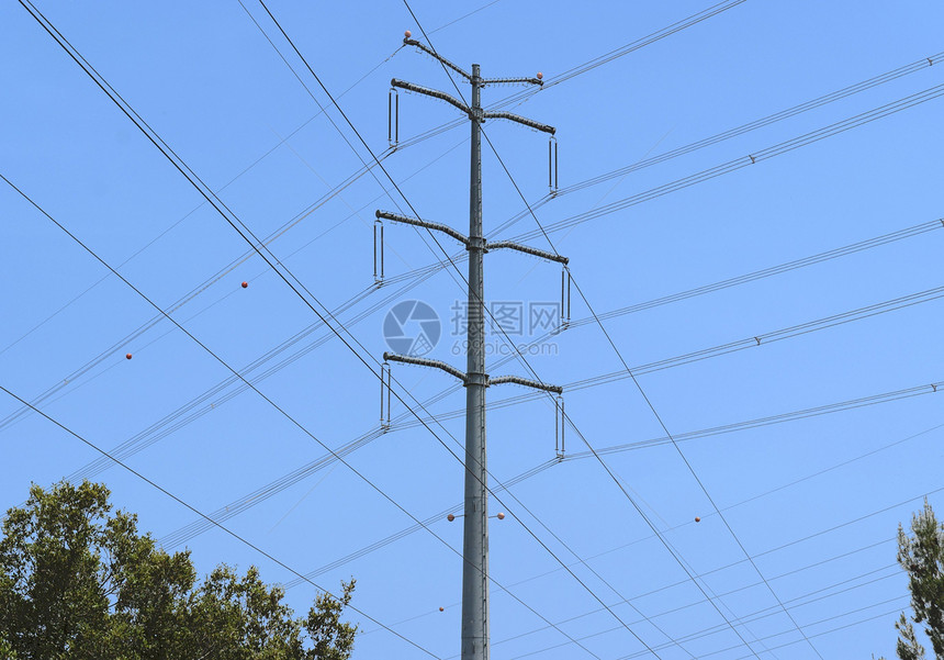 横穿铁丝网和钢支持天底高空输电线的钢支天空建造工业桅杆金属力量网络导体高架绝缘体图片