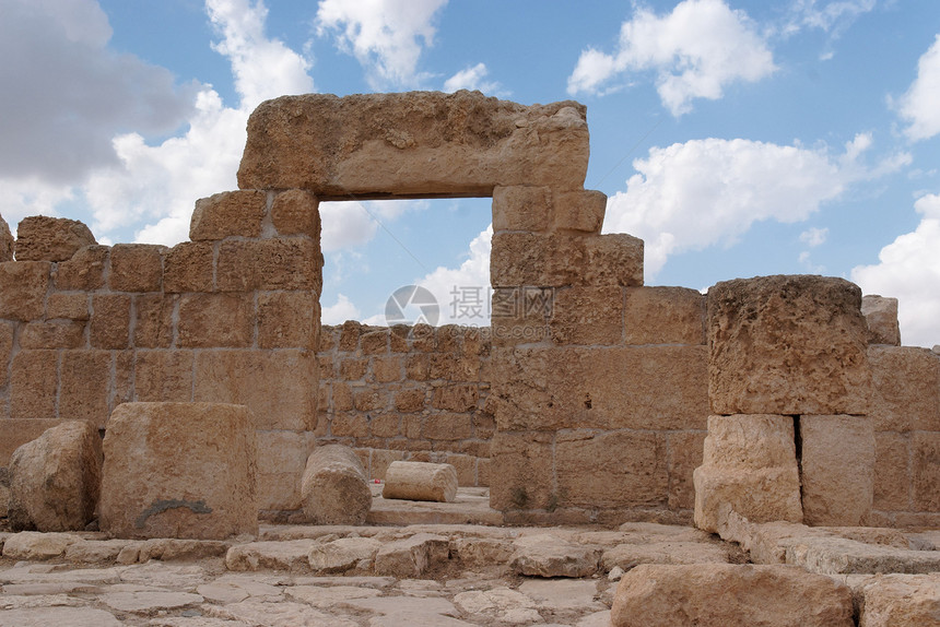 被毁坏的古寺庙的石石入口和墙壁历史性天空建筑学历史考古学黄色蓝色考古砂岩废墟图片