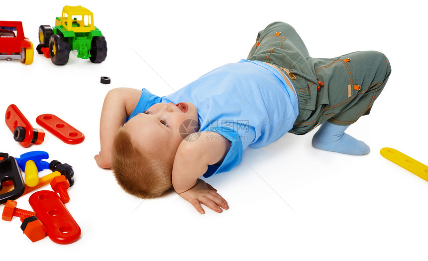 儿童在玩具中间的地板上玩耍图片
