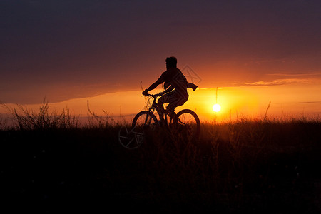 夏季骑自行车天空日落男人运动太阳跑车背景图片