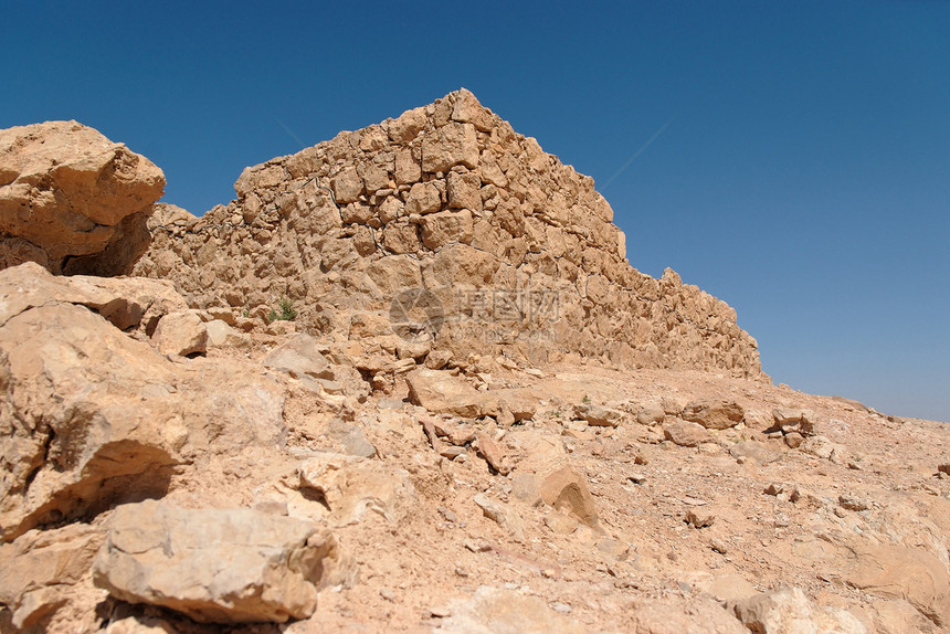 沙漠山上古石塔的废墟图片