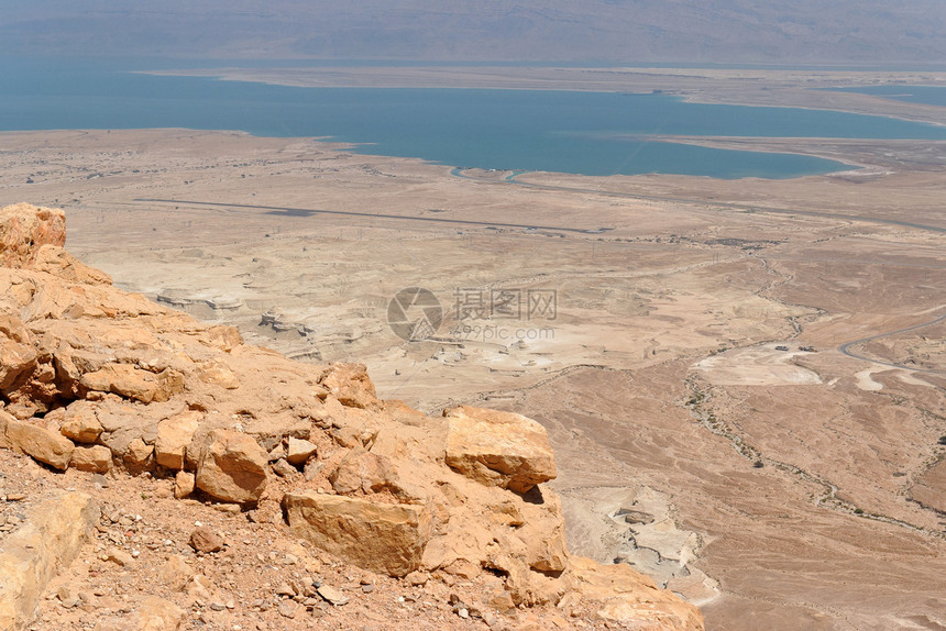 死海附近的落岩沙漠景观蓝色地平线棕色黄色天空山脉岩石石头环境砂岩图片
