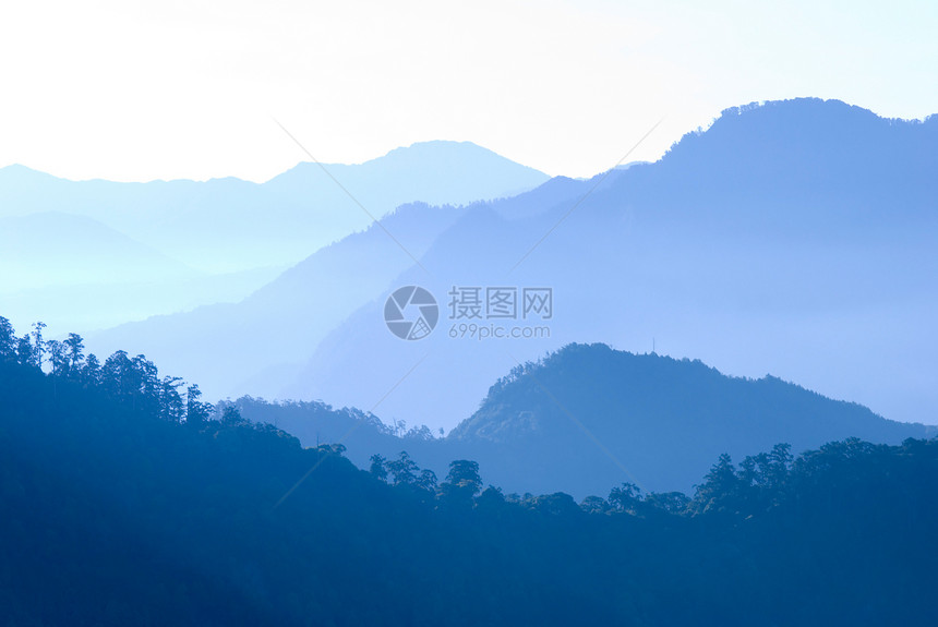 晨雾中的山日出游客地球公园插图季节场景蓝色阴霾自然图片