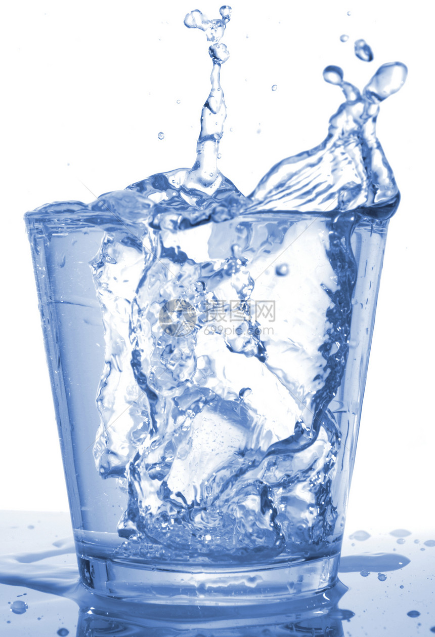 倒水玻璃立方体运动蓝色饮料福利健康生活瓶子白色图片