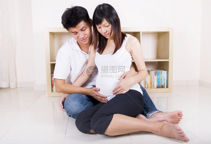 亚洲情侣怀孕卫生父亲腹部父母福利产妇拥抱生长生活图片