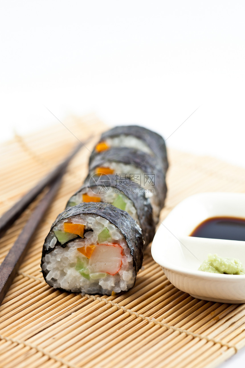 配酱油的寿司卷海苔红色食物海藻黄色美味美食海鲜白色沙拉图片