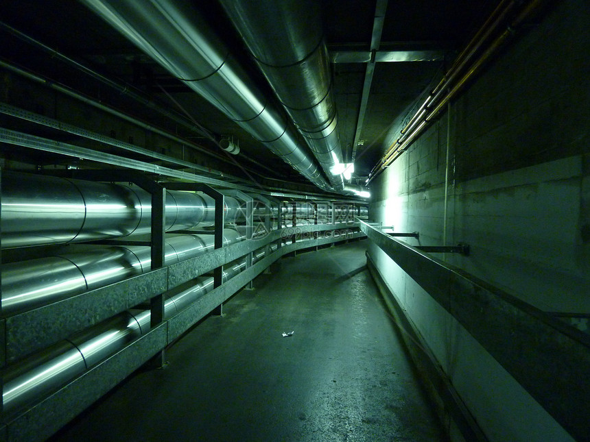 带金属管道的地下隧道图片