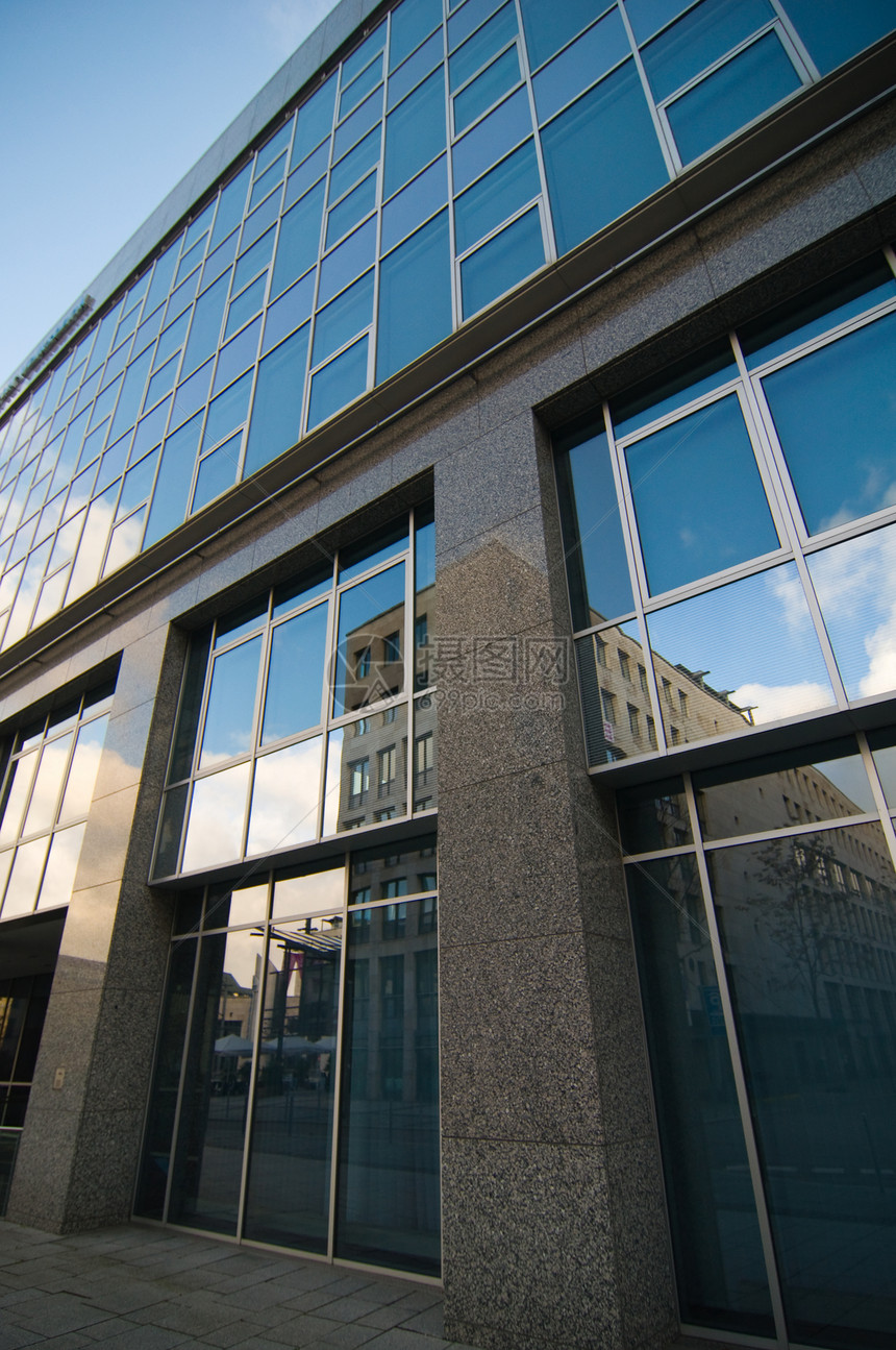在德国斯图加特有反射的办公大楼建筑师商务建筑镜子建筑学玻璃城市办公室建造图片