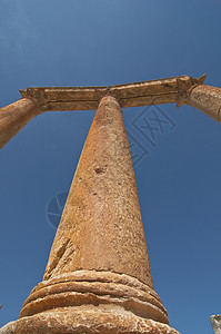 蓝色天空的古代柱体纪念碑地标废墟吸引力建筑圣地历史游客存活旅游背景图片