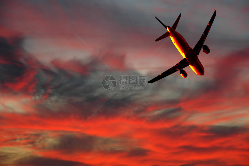 空中旅行     飞机和日落力量湍流交通情调天气飞机场天空喷射涡轮金属图片
