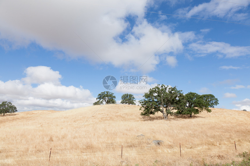 马丽珀萨脚下山旅行风景草地农村金子山麓农田树木国家天空图片
