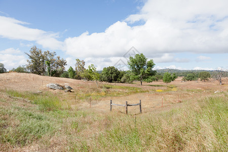 马丽珀萨脚下山国家风景金子天空山麓草地农田旅行农村丘陵背景图片