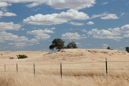 马丽珀萨脚下山山麓风景国家天空农田金子旅行农村丘陵草地背景图片