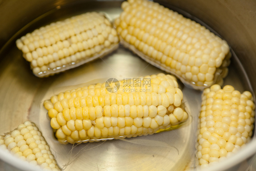 烤玉米在鳕鱼上谷物烹饪营养饮食食物核心植物蔬菜玉米黄色图片