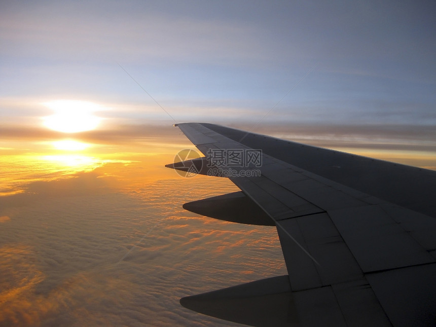 日落时的可能飞机场飞行航空翅膀技术喷射天线跑道运输旅行图片