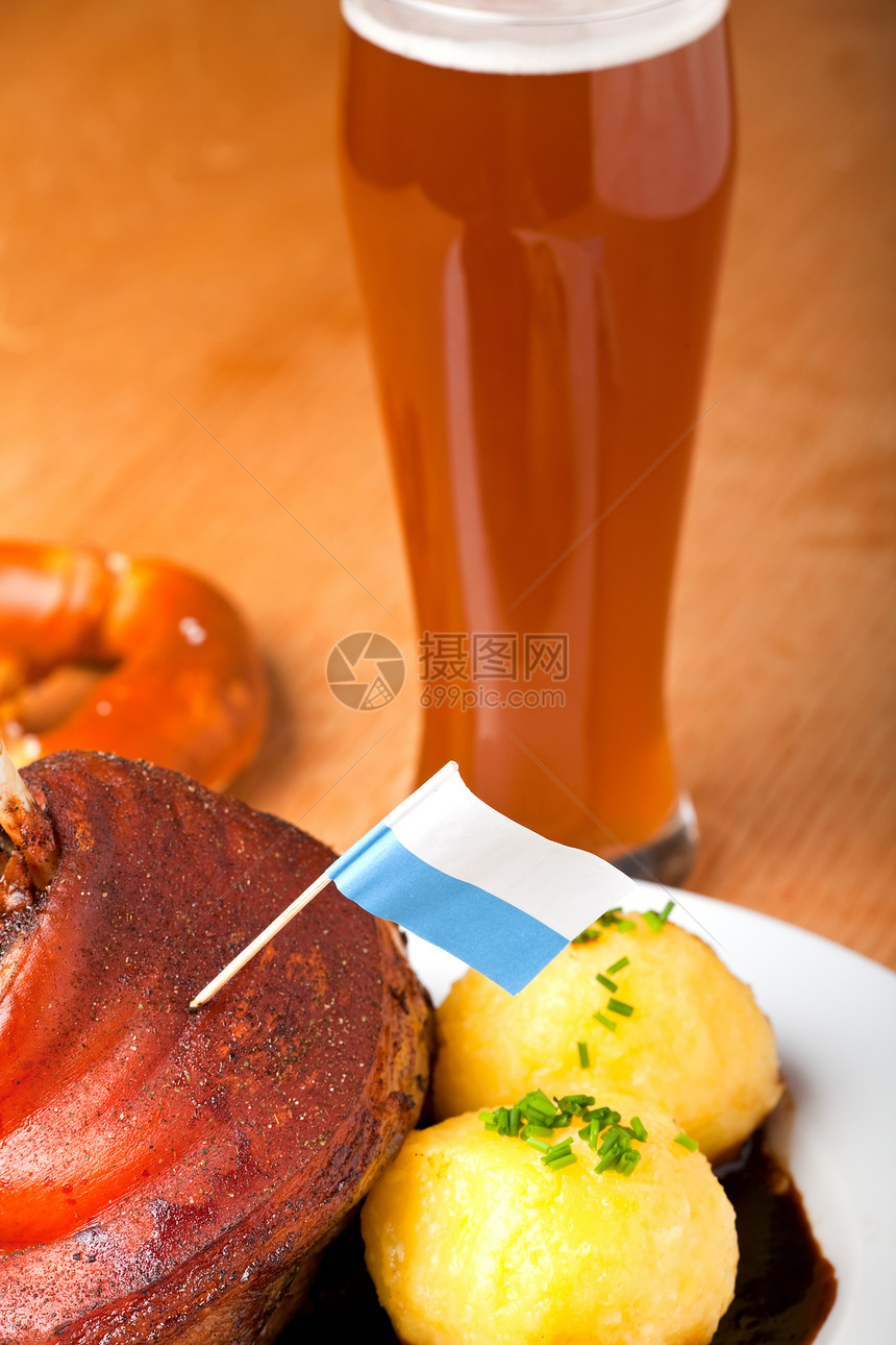 猪肉加马铃薯包子香葱旗帜木头菜式小麦传统桌子肉汁盘子餐厅图片