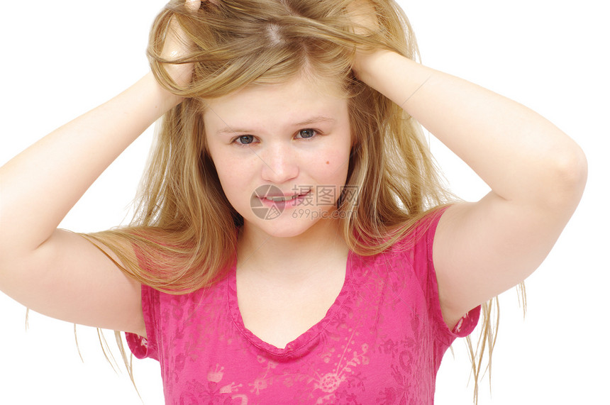 年轻女孩的肖像衬衫粉色头发金发女郎白色起皱长发图片