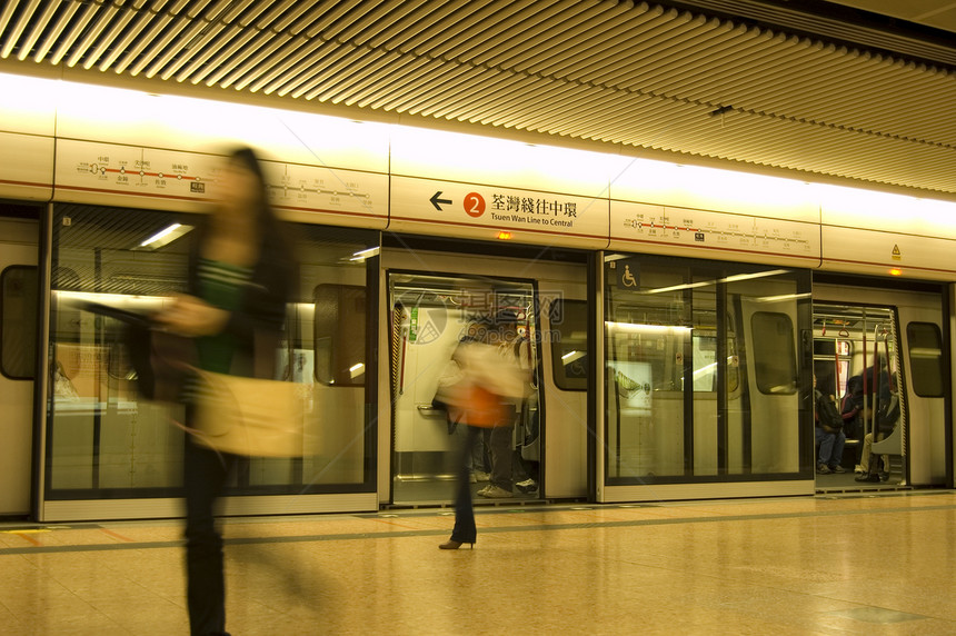 香港火车站人们模糊不清图片