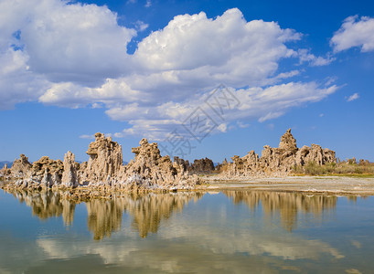 美国加利福尼亚州莫诺县夏季Tufa湖和云的和Clouds背景