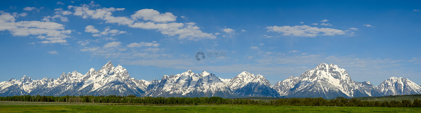 美国怀俄明州Teton县Grand Teton国家公园泰顿山区夏初全景图片