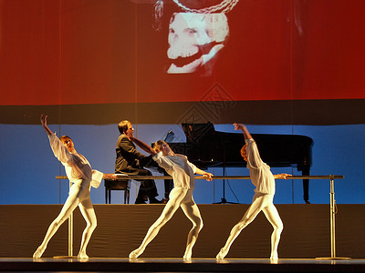 Ballerina 在现场表演中被俘获活动时装演出模特演艺体操芭蕾舞悲伤女性舞台背景图片