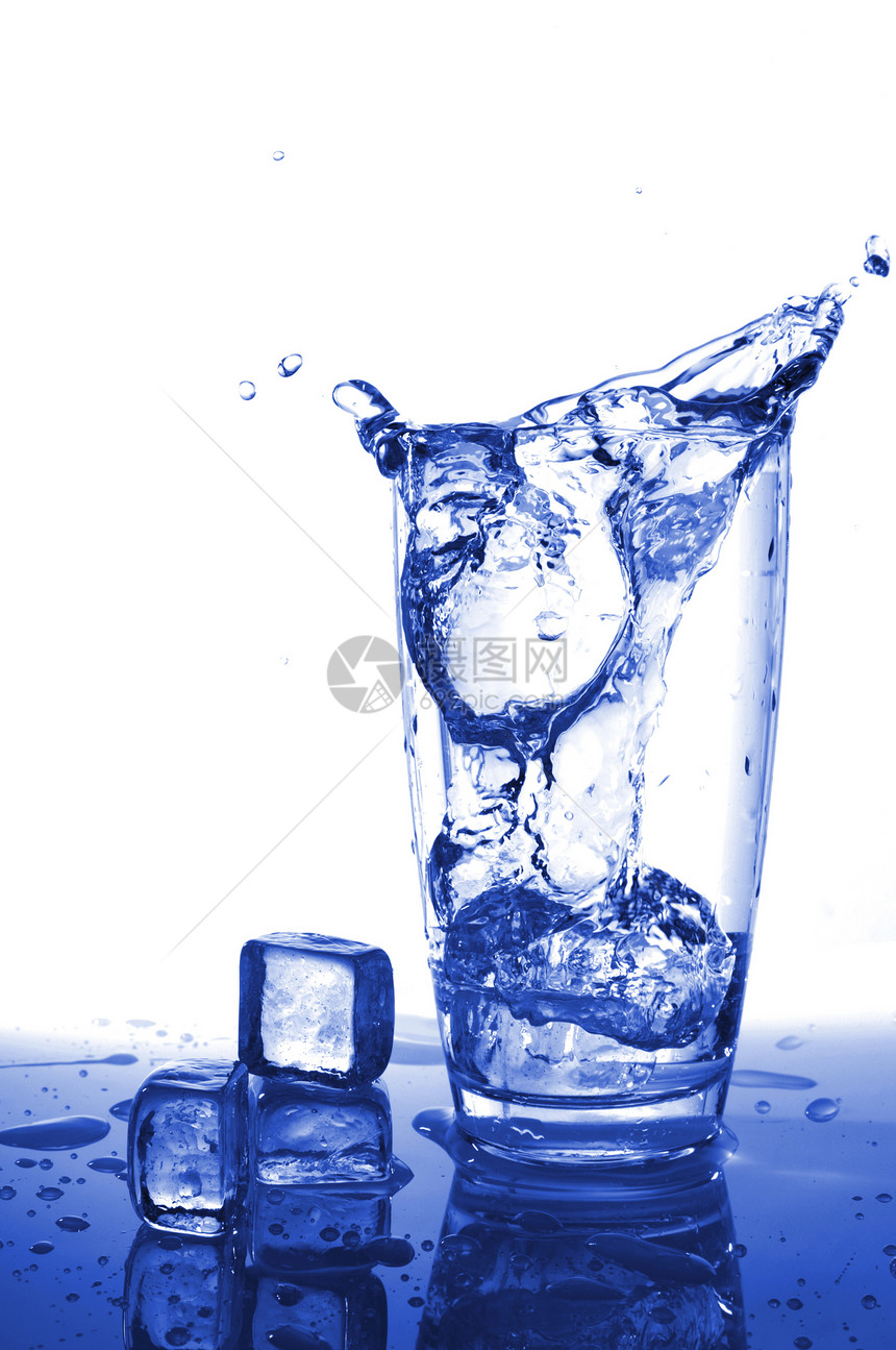 冰冰水白色杯子蓝色飞溅瓶子生活食物健康饮料立方体图片