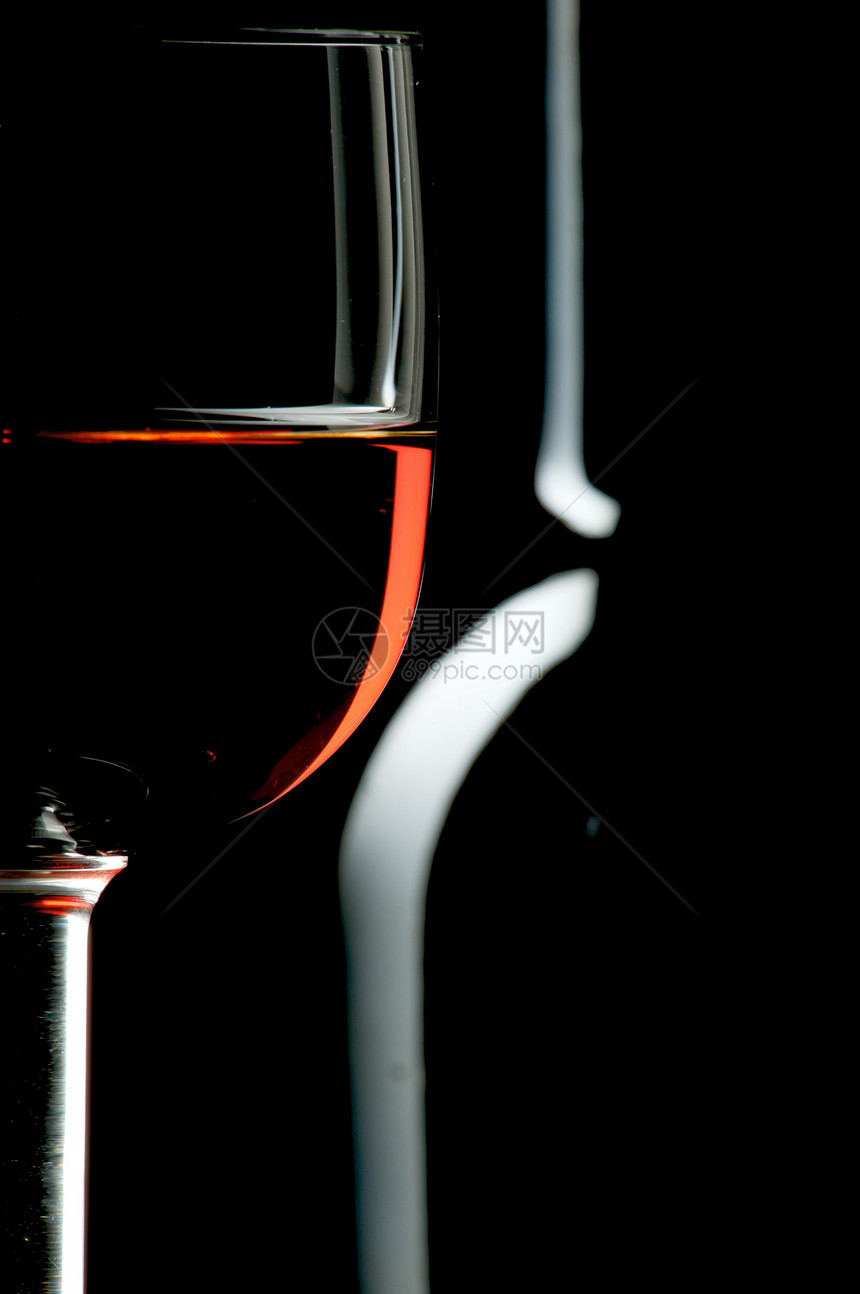 红酒瓶子反射红色酒厂反思剪影品酒玻璃酿酒师图片