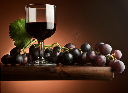葡萄酒杯白酒藤蔓葡萄园树叶玻璃背景图片