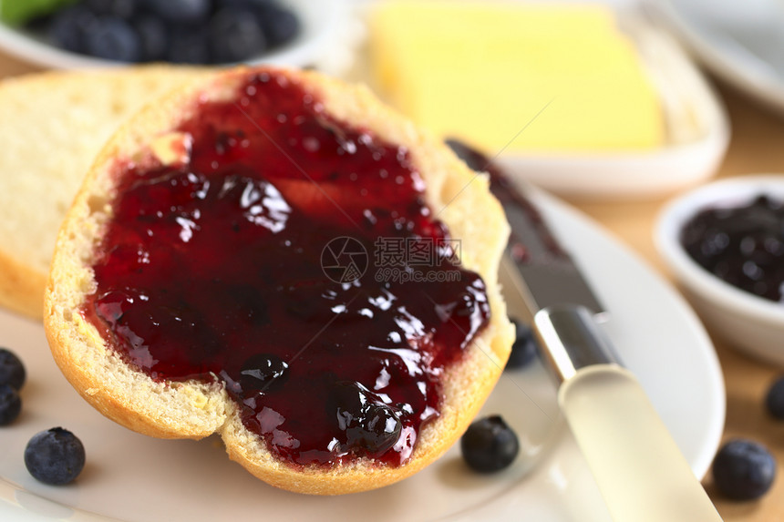 半个包上的蓝莓果酱水平早餐水果食物照片浆果包子面包小吃图片