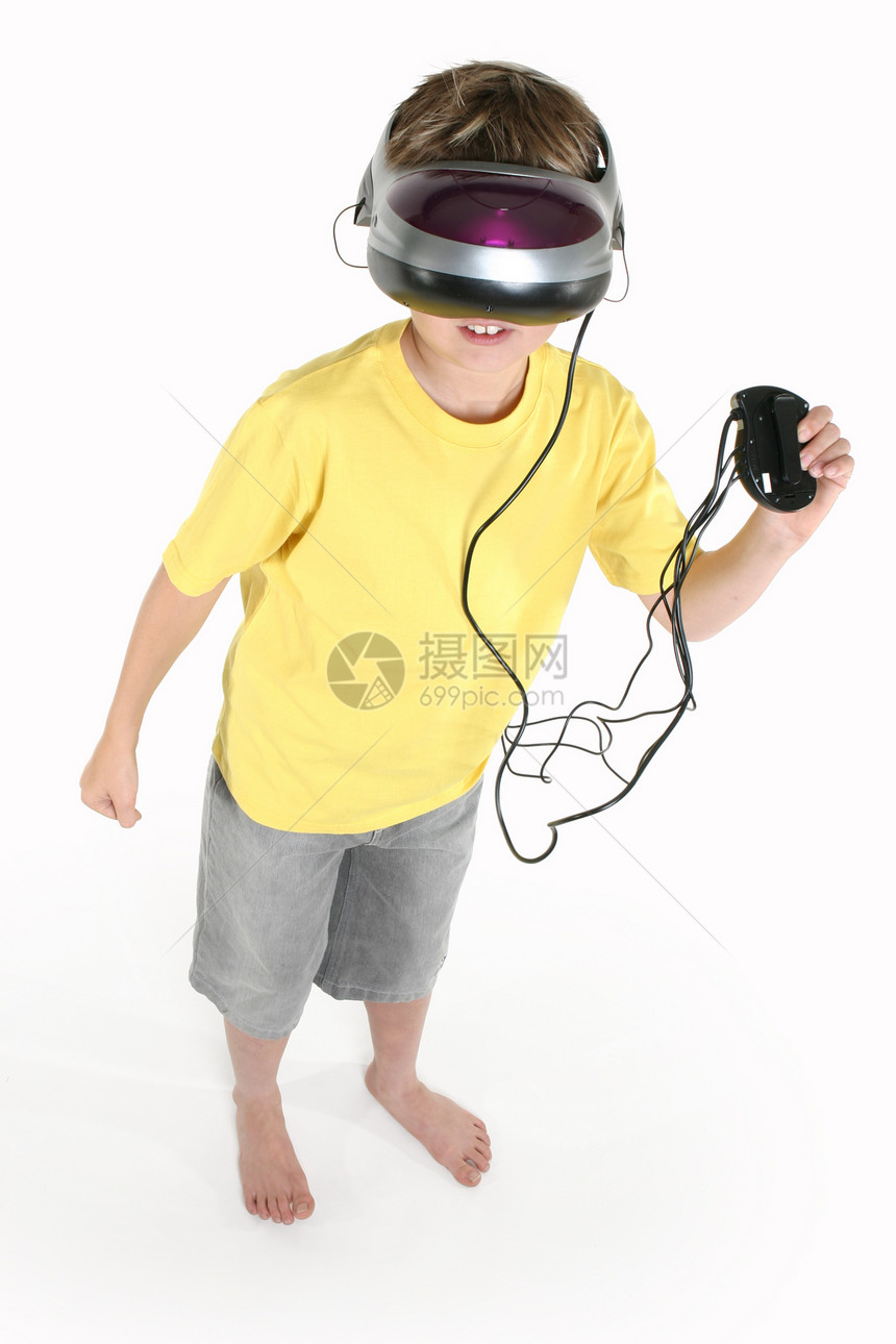 玩虚拟现实游戏的男孩图片