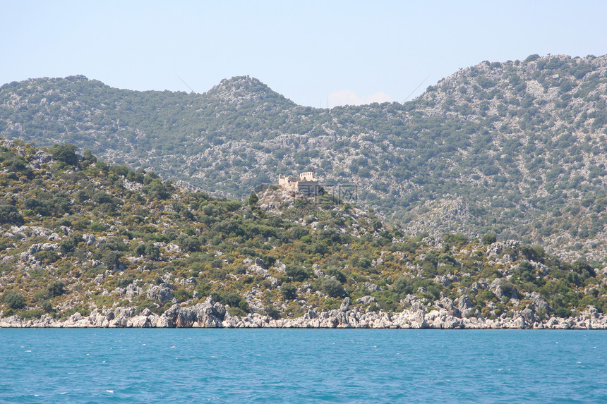 地中海居民海岸快乐树木波浪石质游艇绿色蓝色航行火鸡图片