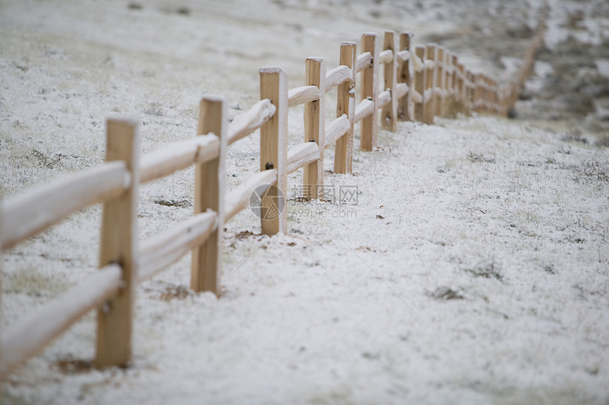 冬季的分割铁路围栏邮政滑轨场地栏杆平行线杂草新雪栅栏图片