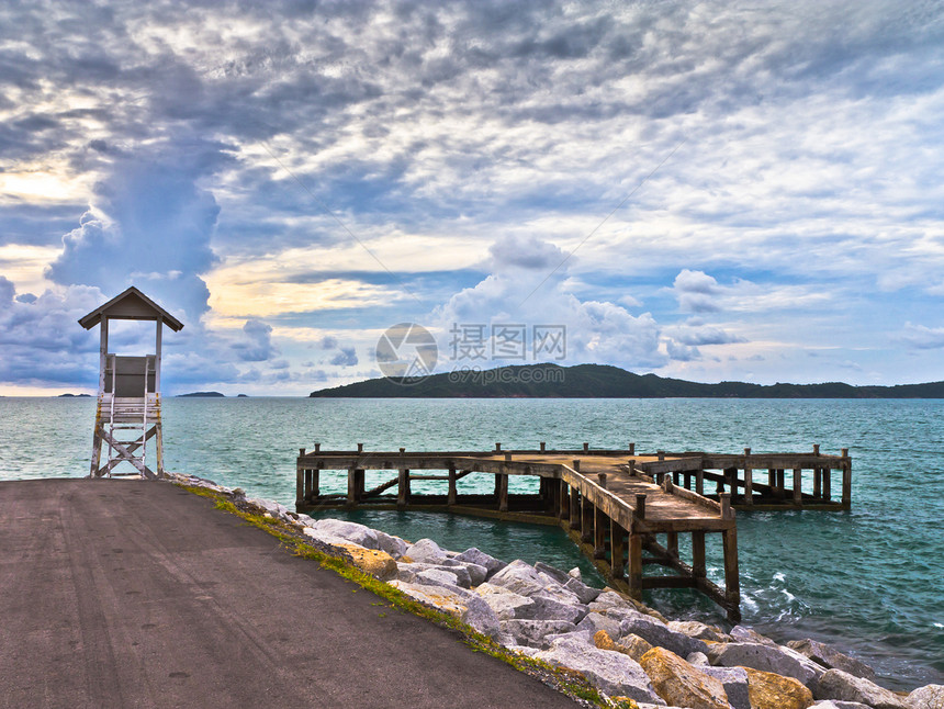 桥梁延伸至泰国的海边码头海浪支撑木头天空运输海滩蓝色季节日落图片