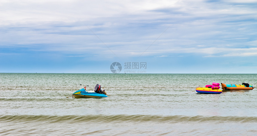 泰国海上的一艘小型机动艇 船停泊在泰国海面上漂浮蜜月海洋海浪海岸线天空旅行巡航蓝色热带图片