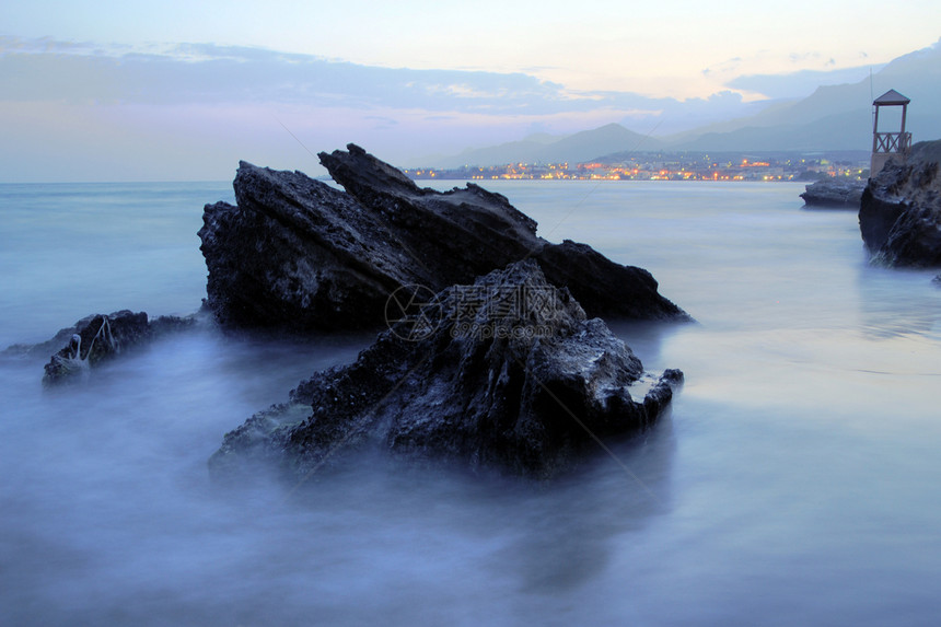 夜间的海天空海岸海滩地平线岩石支撑海浪蓝色薄雾海岸线图片