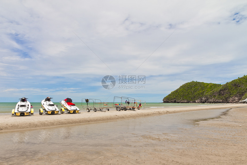 泰国沙滩上的小机动小艇浮标蜜月运输热带海洋漂浮海岸线汽艇休息爬坡图片