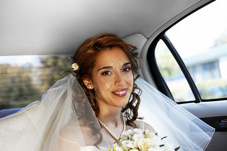 美丽的新娘女孩成人花束选手面纱项链婚礼女士微笑背景图片