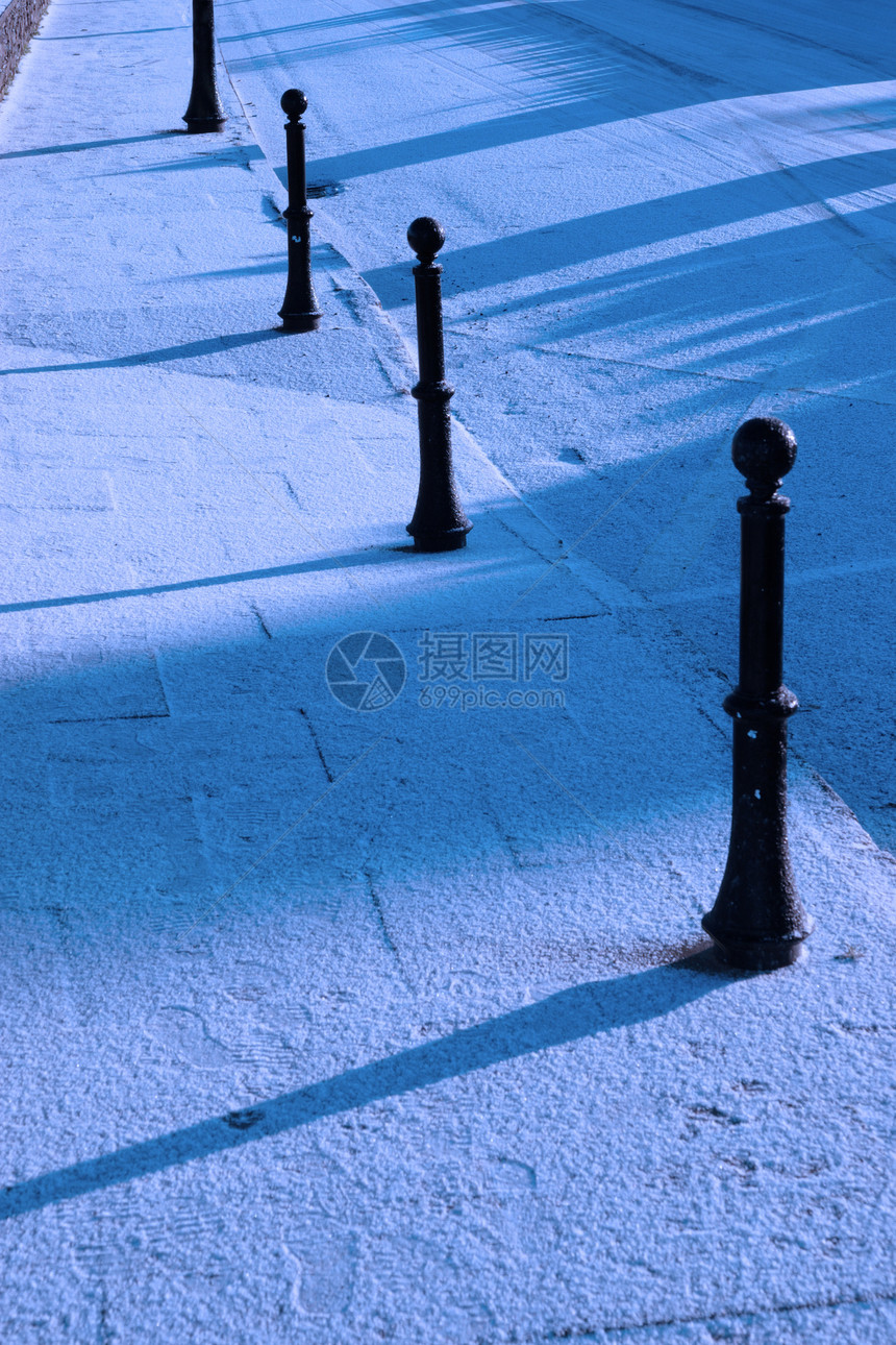 雪雪覆盖街道的柱子警告冒险曲目蓝色阴影邮政安全黑与白警卫路面图片