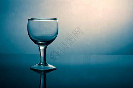玻璃杯器皿反射玻璃青色黄色背景图片