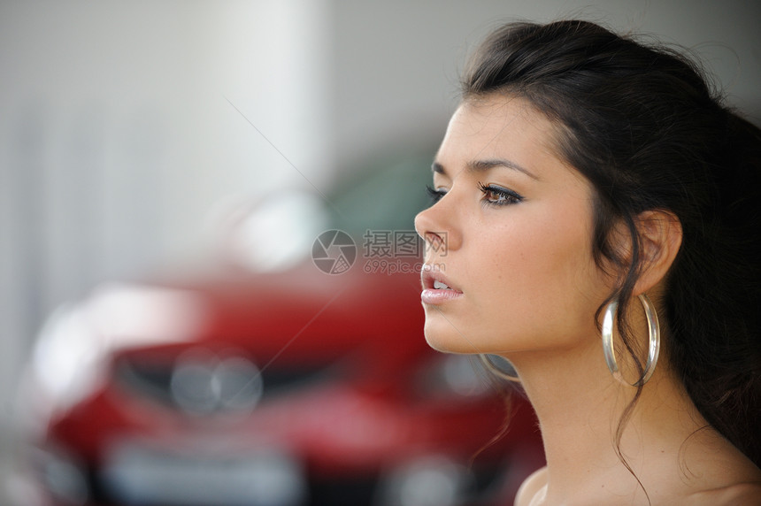 女人在一辆红色汽车上城市女孩乡愁指甲女士图片