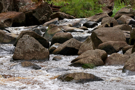 河流中涌流的河水环境岩石巨石高清图片